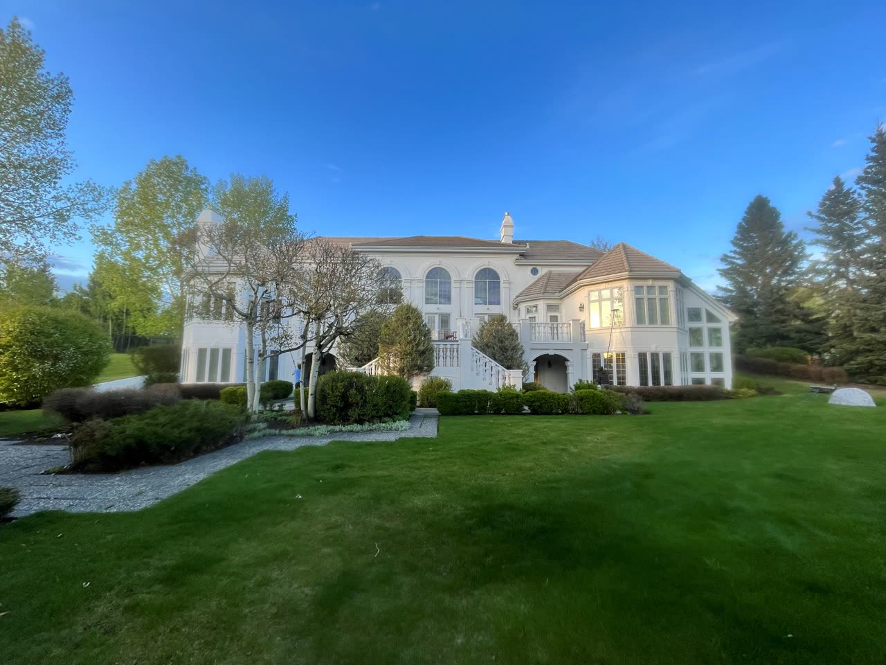 Clean windows on a Calgary home